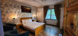 Posteľ alebo postele v izbe v ubytovaní Mount Feast Hotel Skardu