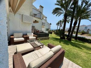 Posedenie v ubytovaní Super Holiday Las Buganvillas garden and sea views