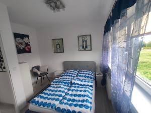 Łóżko lub łóżka w pokoju w obiekcie Krystynka