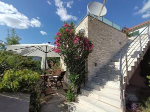 Vonkajšia záhrada v ubytovaní Apartments Stella Mariela