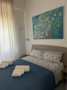a bedroom with a bed with two towels on it at Daddy House in San Giorgio a Cremano