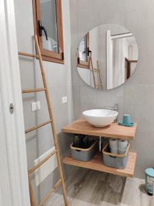 ein Badezimmer mit Waschbecken und Spiegel in der Unterkunft Villa Il Gelso - San Foca in San Foca