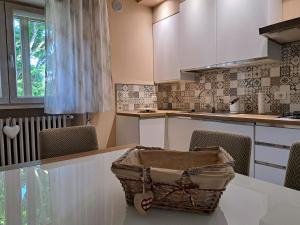 a kitchen with a basket sitting on a table at La casa di Memy Bed & Breakfast in Gualdo Tadino