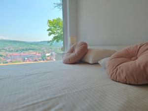 Postel nebo postele na pokoji v ubytování Epic Glamping + 13 fotografií