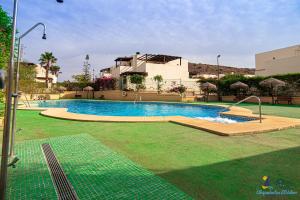 Bazén v ubytovaní El Velero Sotillo La Jarana Piscina Parking wifi alebo v jeho blízkosti