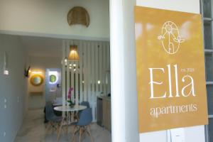 un cartel en una habitación con mesa y sillas en Ella apartments, en Parga