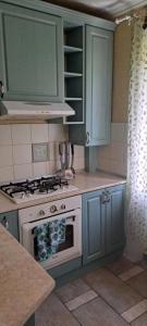 Kuchyň nebo kuchyňský kout v ubytování Заселення по коду в 2 кімнатну квартиру в центре