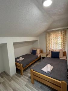 two twin beds in a room with at Apartments Slavica in Ohrid