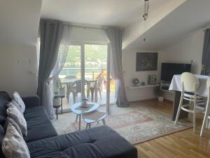 Victor Kotor Sea view的休息区