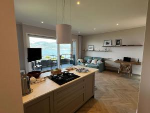 Μια τηλεόραση ή/και κέντρο ψυχαγωγίας στο New Cozy Stay with Lakeview