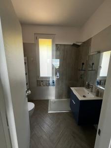 Ένα μπάνιο στο New Cozy Stay with Lakeview +31 φωτογραφίες