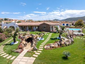 einen Hinterhof mit einem Steingarten und einem Haus in der Unterkunft Menhir Boutique Apartments- Adult Only- by Obiettivo vacanza Budoni in Tanaunella