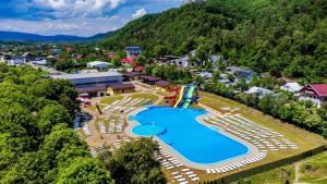Luftaufnahme eines Resorts mit Pool in der Unterkunft Sofia Residence Studio Cetate in Târgu Neamţ