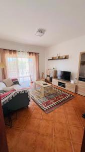 ein Wohnzimmer mit einer Couch und einem Tisch in der Unterkunft Quinta dos Moledros in Figueira