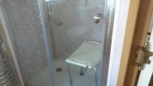 Koupelna v ubytování Disabled access C10 Millfields caravan park 2 bedrooms lead person must be over 30 + 17 fotografií