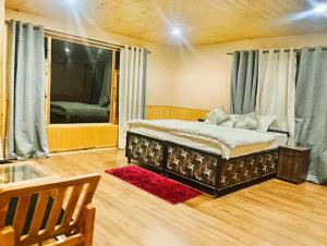 PalchānShree Dev Narayan Hotel的一间带床和大窗户的卧室