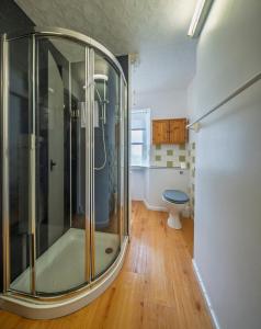 un bagno con doccia e WC di Fisherman's Cottage in Pennan a Pennan Altre 36 foto