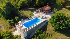 een uitzicht op een zwembad in een huis bij Kamena Oaza in Stolac