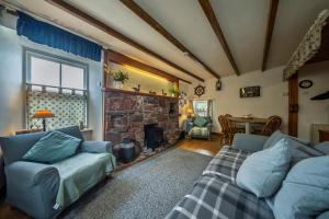 un soggiorno con divano e camino di Fisherman's Cottage in Pennan a Pennan