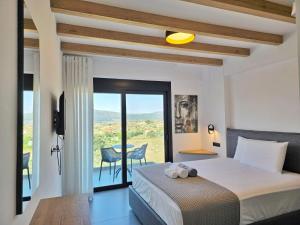 Posteľ alebo postele v izbe v ubytovaní Nemesis Luxury Villas + 37 fotografií
