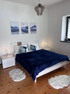 En eller flere senge i et værelse på Lago Maina Appartamenti