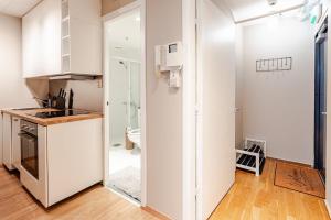 オスロにあるSpacious and super central apartmentのシンクと冷蔵庫を備えた白いキッチン