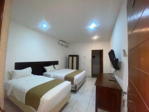 Кровать или кровати в номере Hotel Netral Jombang