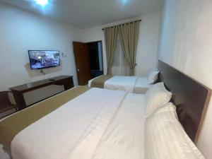 Кровать или кровати в номере Hotel Netral Jombang