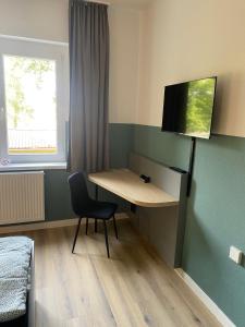 a small room with a desk and a chair at A2rooms in Lehnin
