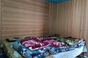 Postel nebo postele na pokoji v ubytování Hotel Swarnrekha Inn