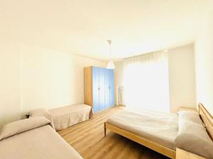 a bedroom with two beds and a window at Maredena - Comodo al centro e al Mare - Immobil Relax in Lido di Jesolo