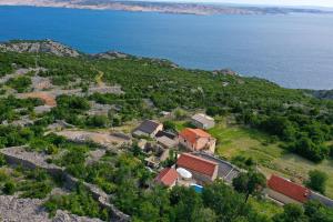 una vista aérea de una casa en una colina junto al agua en Villa Ana, en Prizna