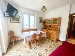 a dining room with a table and chairs in a room at Casa Nella in Ledro