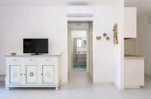 TV a/nebo společenská místnost v ubytování Maison Bilancia suite in Porto Rotondo