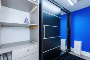 Bilik mandi di 2 BR Flat By Eason Stays Short Lets & Serviced Accommodation Sheffield With Free parking! +54 gambar