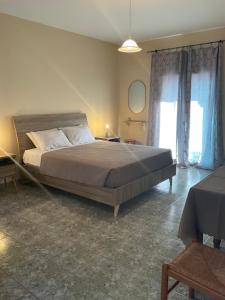 sypialnia z dużym łóżkiem w pokoju w obiekcie Maria Anastasia Studios w mieście Trapezaki