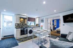 Dapur atau dapur kecil di 2 BR Flat By Eason Stays Short Lets & Serviced Accommodation Sheffield With Free parking!