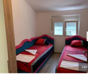 Una cama o camas en una habitación de Apartmani Lucija Sutomore