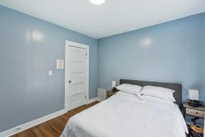 Ένα ή περισσότερα κρεβάτια σε δωμάτιο στο Comfy 3BR Flat Close to the Falls apts