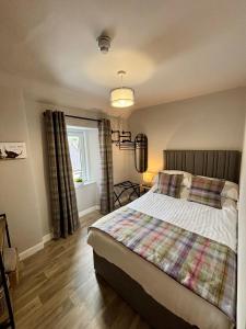 ein Schlafzimmer mit einem Bett und einem Fenster in der Unterkunft Fife Arms Guest House in Keith