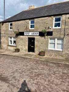 ein Gebäude mit einem Feuerwehrschild darauf in der Unterkunft Fife Arms Guest House in Keith