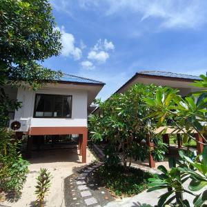 a view of a house from the garden at Phalarn Inn Resort in Mae Nam