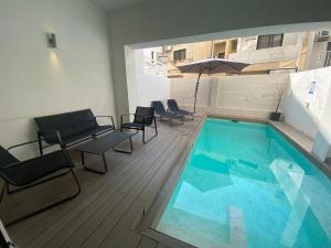 Majoituspaikassa St Julians Apt with Pool tai sen lähellä sijaitseva uima-allas