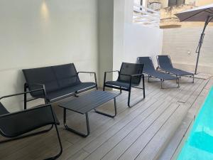 Majoituspaikassa St Julians Apt with Pool tai sen lähellä sijaitseva uima-allas
