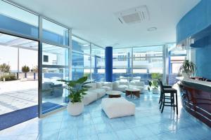 Χώρος καθιστικού στο Damavi hotel