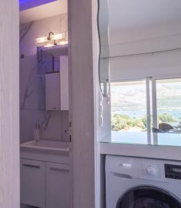 Dapur atau dapur kecil di Kallisti Apartment