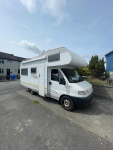 ein weißer Wohnmobil auf einem Parkplatz geparkt in der Unterkunft The Cosy Camper at Rockfield Park in Galway