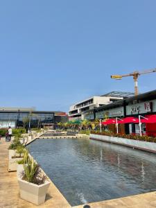 ein großes Schwimmbad vor einem Gebäude in der Unterkunft C1, Chic Seaside Stay at Carrousel Mall, Walk Everywhere in Rabat + 8 Fotos