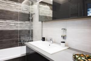 Et badeværelse på Rebany Apartman 4 Central Location