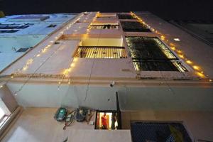 una vista de la parte superior de un edificio en Rainbow Inn, en Nueva Delhi